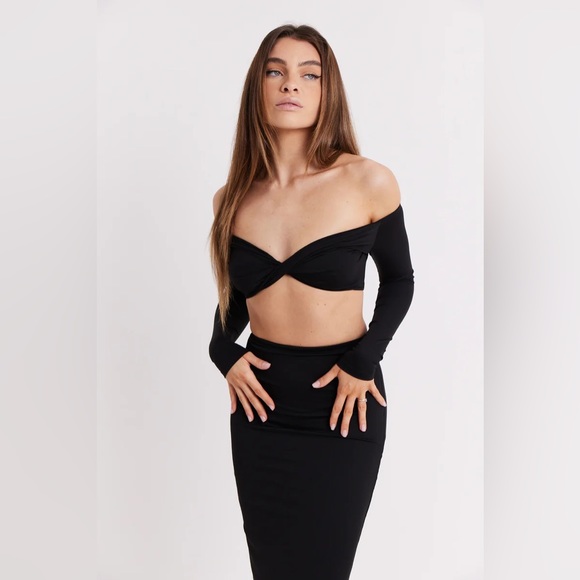 LONGSLEEVE TWIST FRONT CROP TOP - Picture 1 of 6